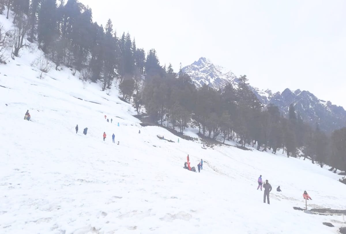 Himachal news: tourists reach Fatru to see snow, enjoy skiing and snow scooter in Solanganala