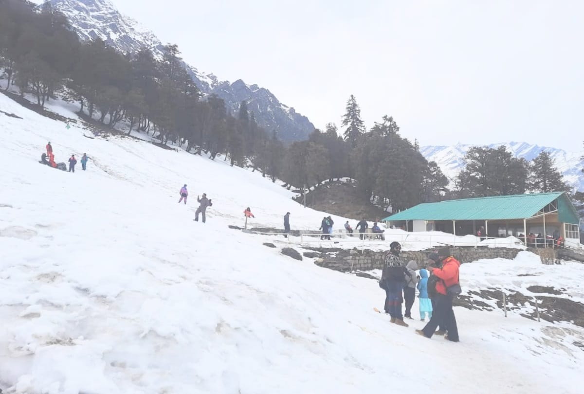 Himachal news: tourists reach Fatru to see snow, enjoy skiing and snow scooter in Solanganala