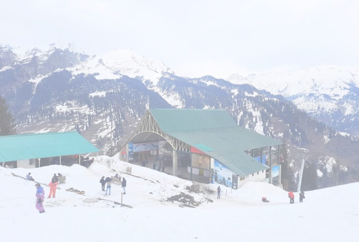 Himachal news: tourists reach Fatru to see snow, enjoy skiing and snow scooter in Solanganala