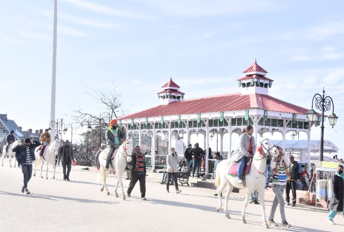 Himachal news: tourists reach Fatru to see snow, enjoy skiing and snow scooter in Solanganala