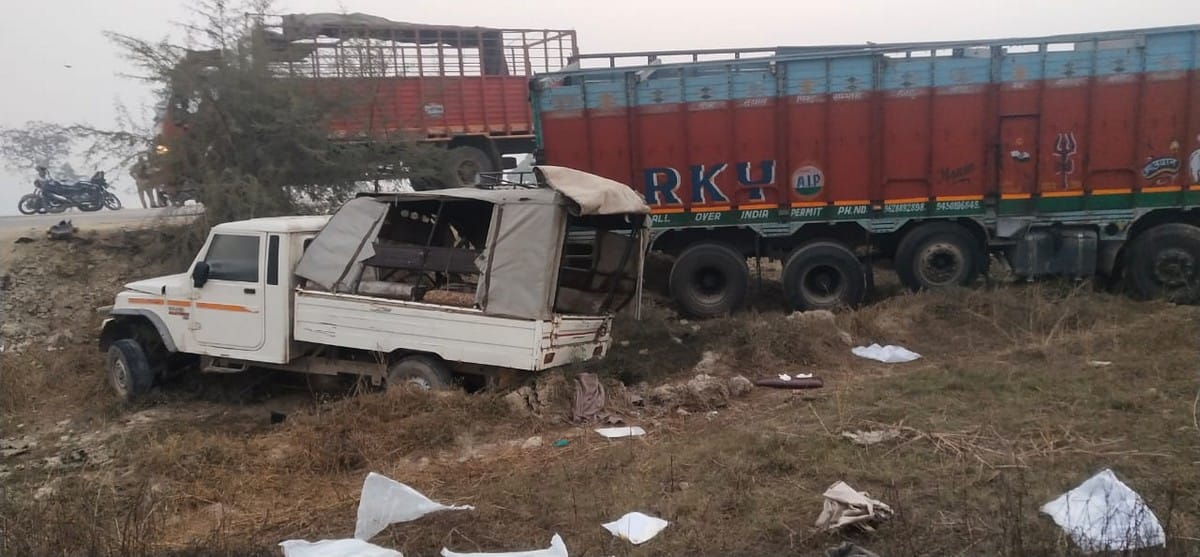 Varanasi jaunpur highway accident: truck and pickup vehicle collision 7 died and 10 injured were return from Funeral
