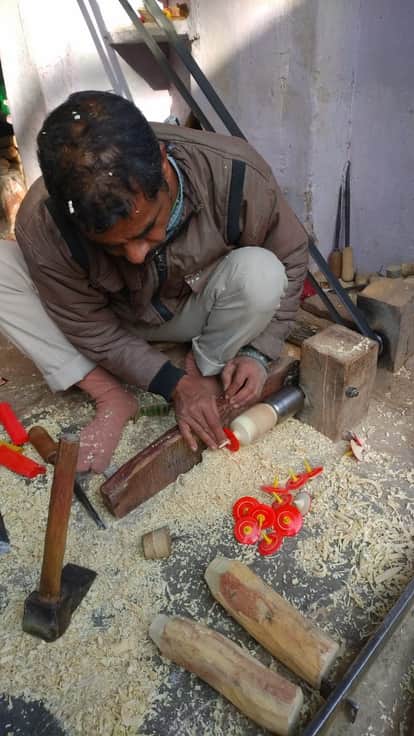 फोटो-11- चित्रकूट के सीतापुर में ओडीओपी योजना में लकड़ी के खिलौने व्यवसाय को शामिल करने के बाद इस क?