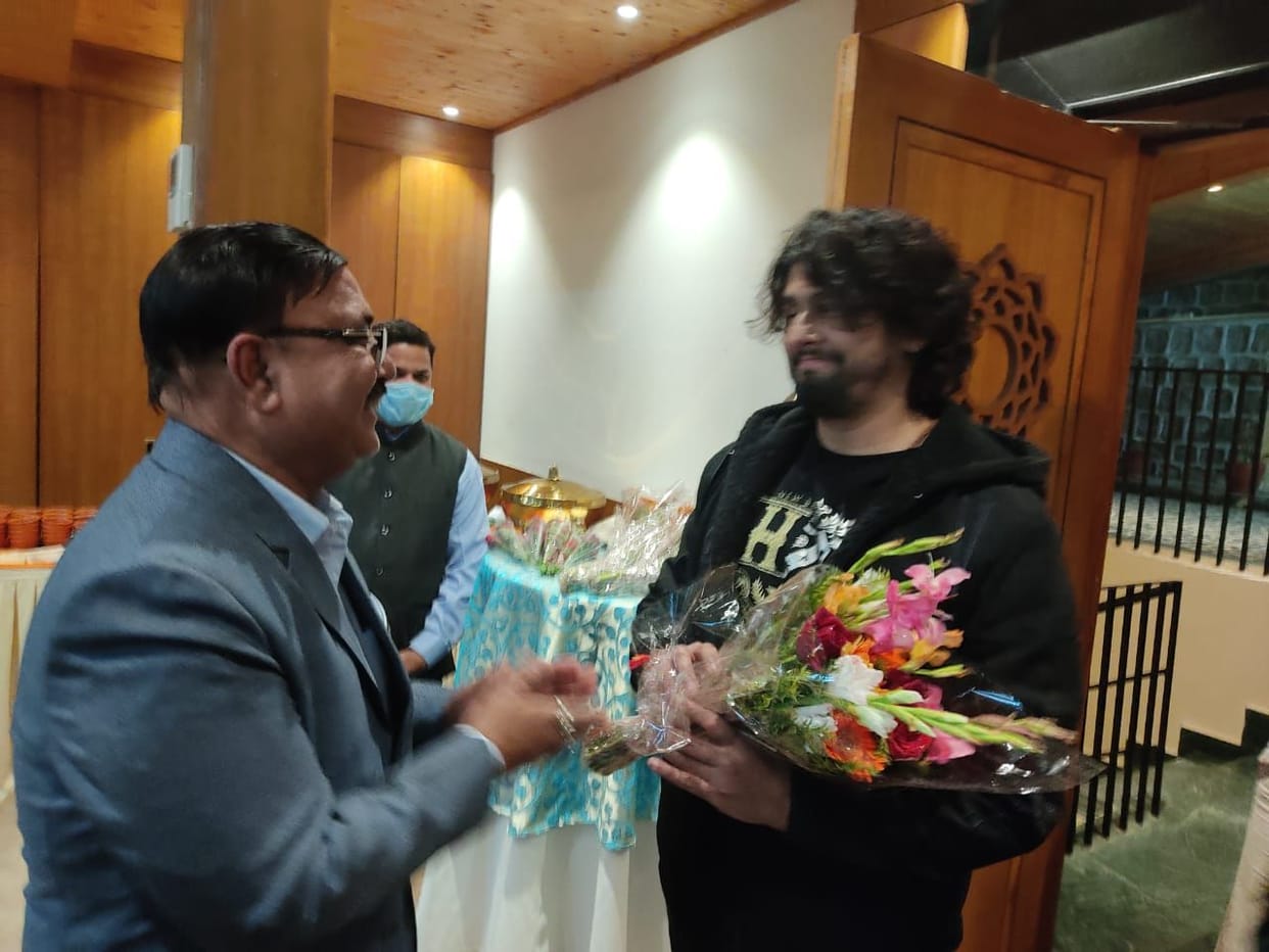 Sonu Nigam returned to Mumbai after a quiet and relaxed moment in Tirthanagri