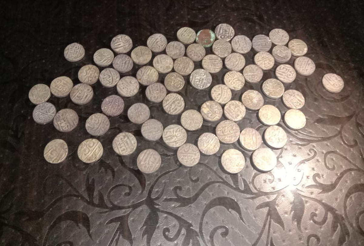 Unnao UP News: Matki filled with silver coins found in excavation