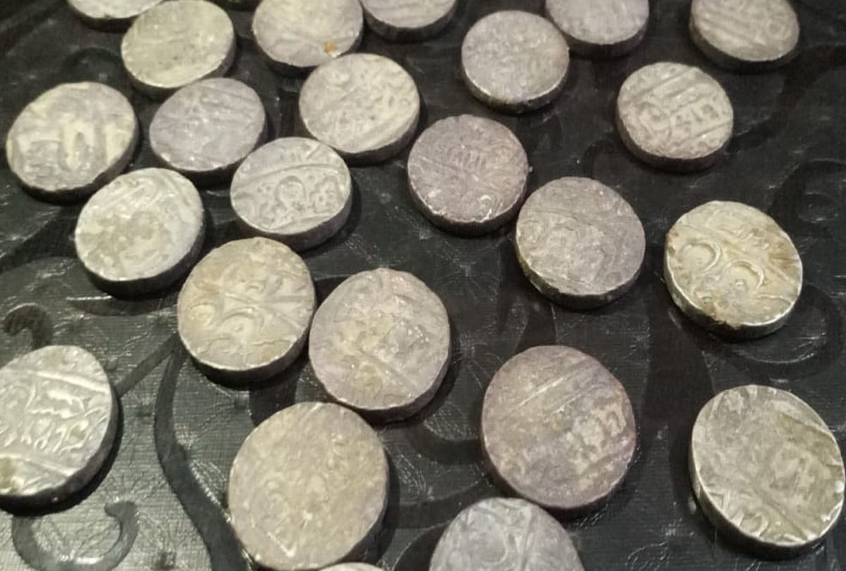 Unnao UP News: Matki filled with silver coins found in excavation