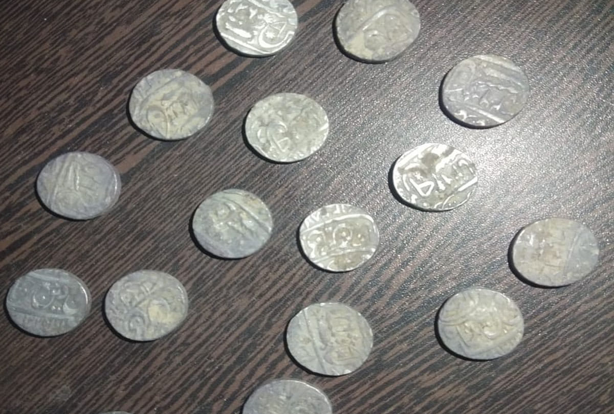 Unnao UP News: Matki filled with silver coins found in excavation