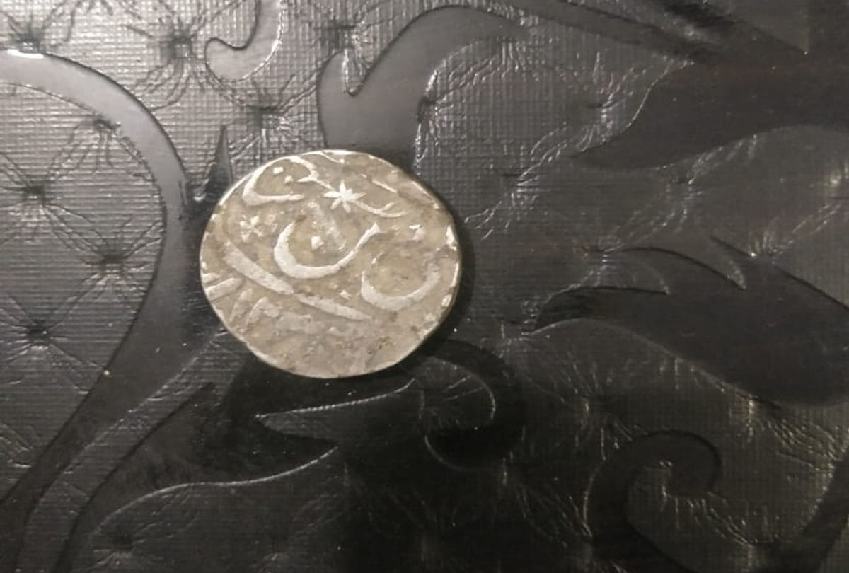 Unnao UP News: Matki filled with silver coins found in excavation