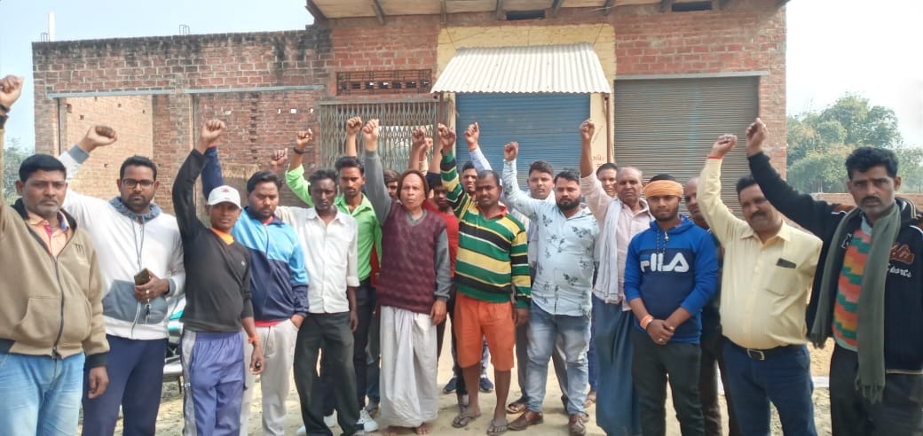 Jaunpur: Millions stolen after breaking shutters of five shops, agitated villagers demonstrated