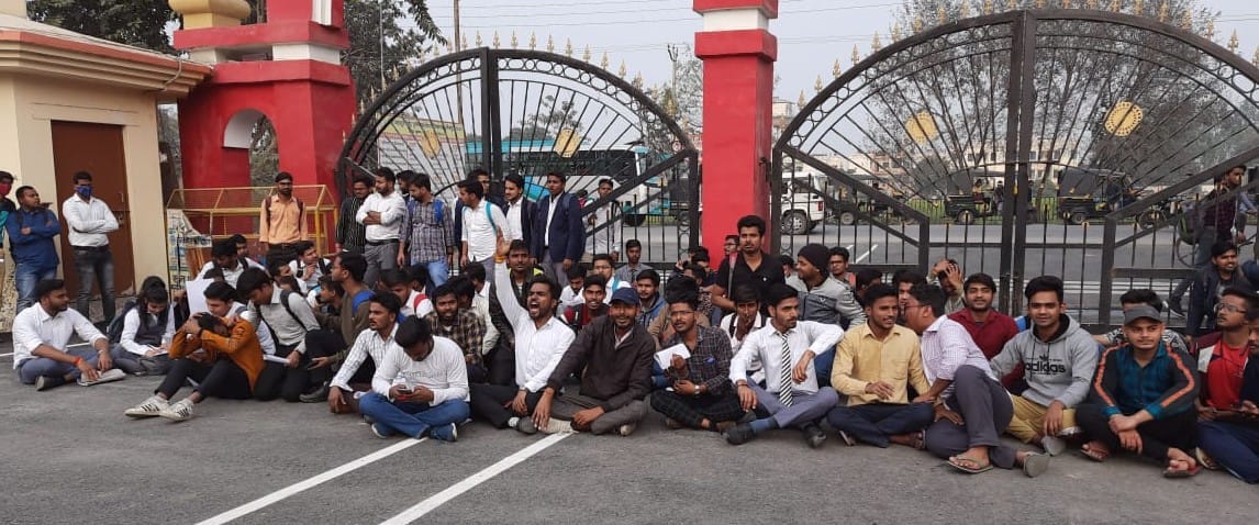 Students locked in Gate at Purvanchal University Jaunpur students are agitated by not submitting scholarship form