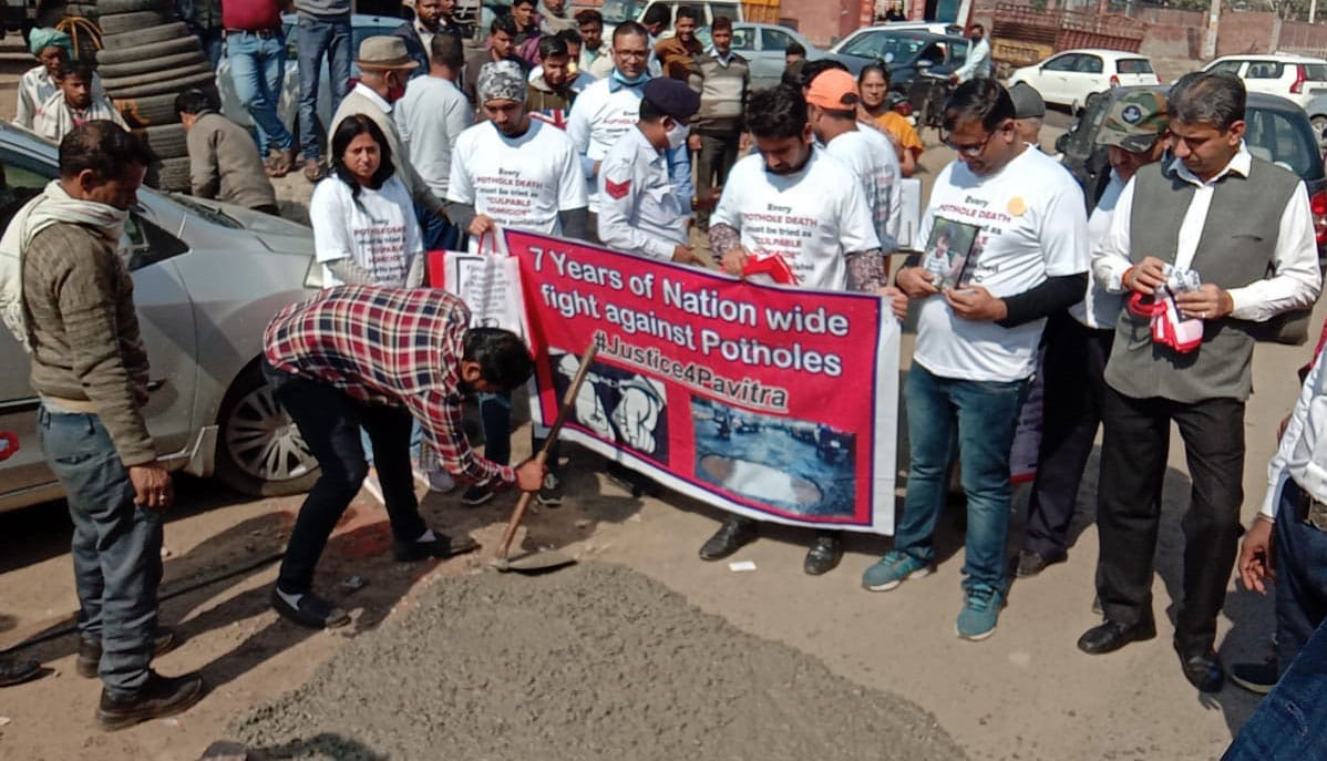 toddler died in road accident, father filling pothole on his 7th dead anniversary
