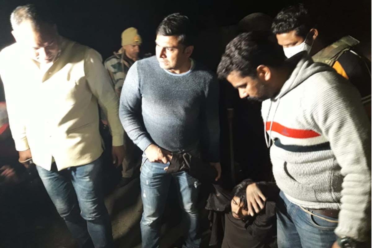 police arrested three badmash in an encounter in baghpat district