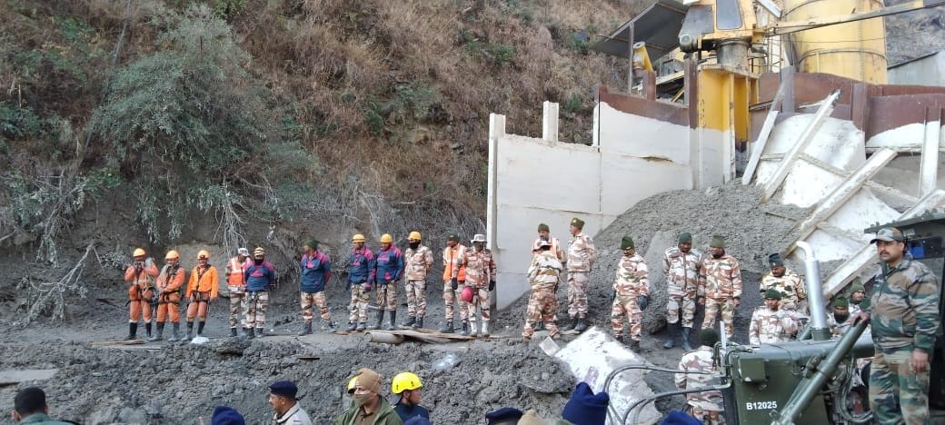 Chamoli Glacier Burst latest news : more than thousand rescue worker and many machine working after 80 hours people stuck under tunnel