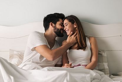 Relationship Tips 4 Romantic Morning Habits For Stronger Love Bond With Partner - Amar Ujala Hindi News Live - Relationship Tips:सुबह उठते ही हर कपल को करने चाहिए ये चार काम, रिश्ते