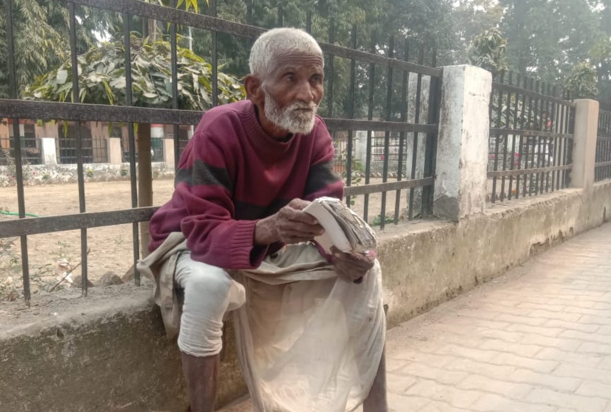 80 year old man recites our story by playing palms in deoria