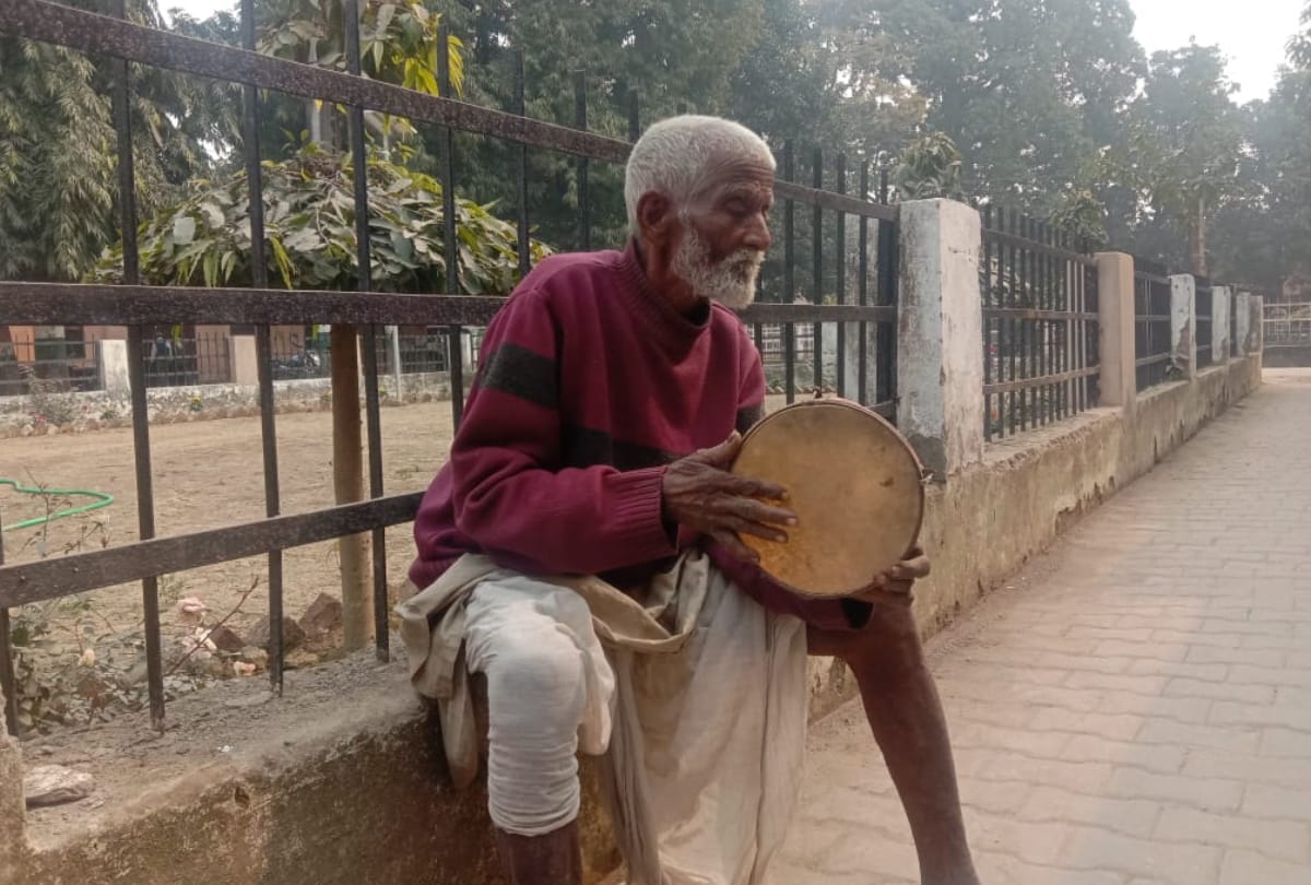 80 year old man recites our story by playing palms in deoria