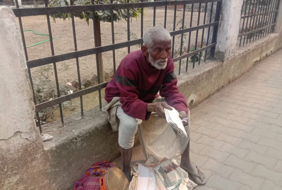 80 year old man recites our story by playing palms in deoria