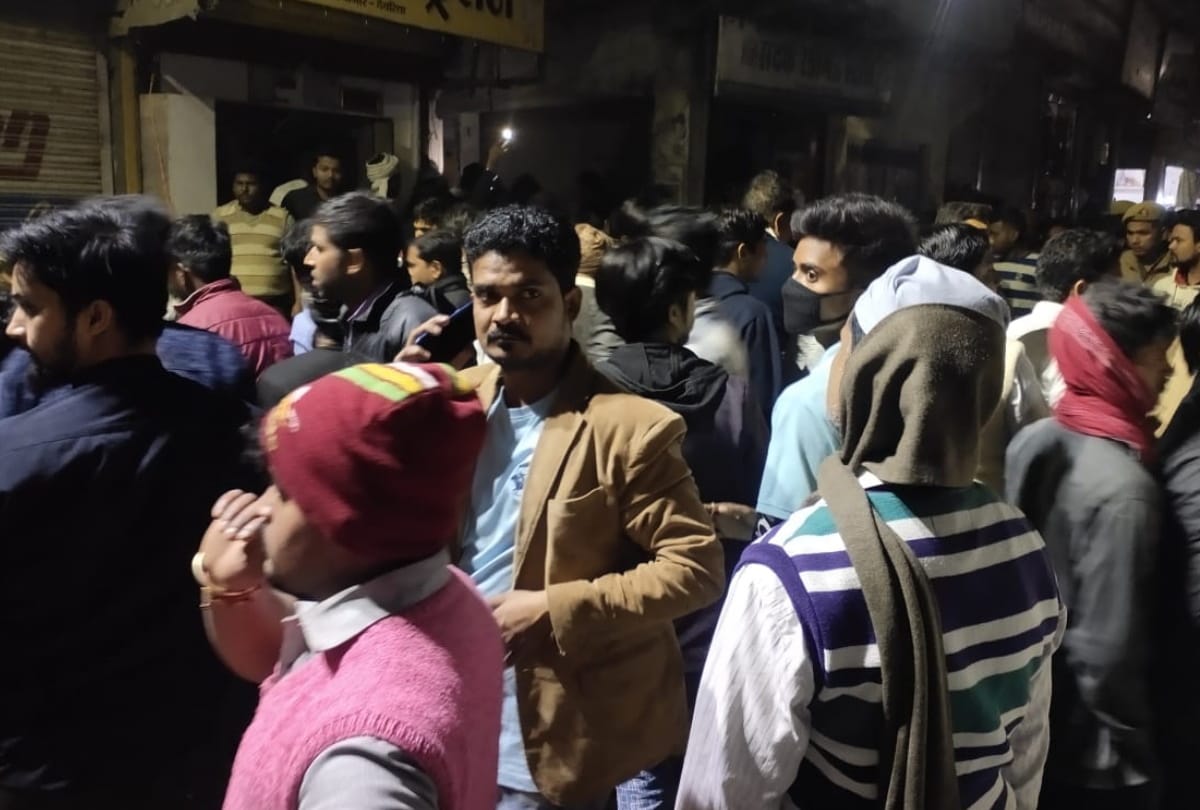 Massive fire broke out in shop due to short circuit in deoria