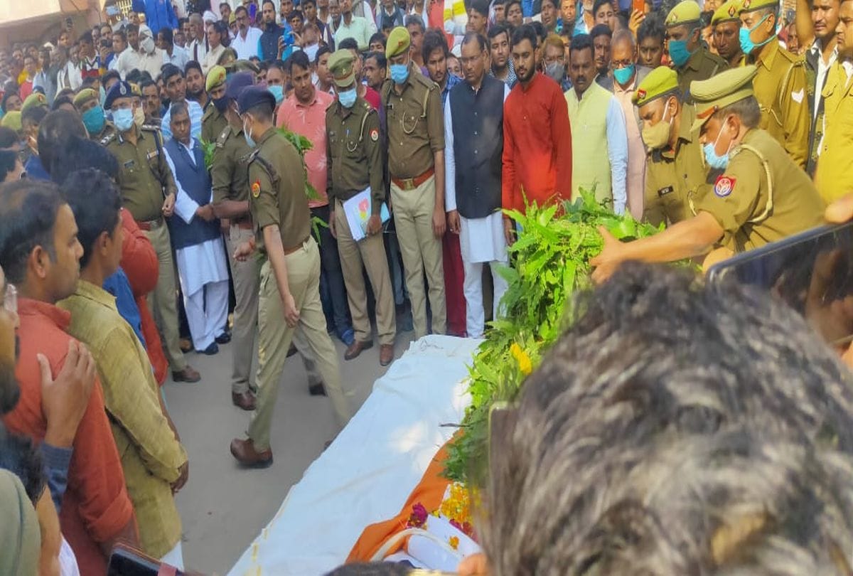 kasganj news martyr constable Devendra Singh funeral in agra