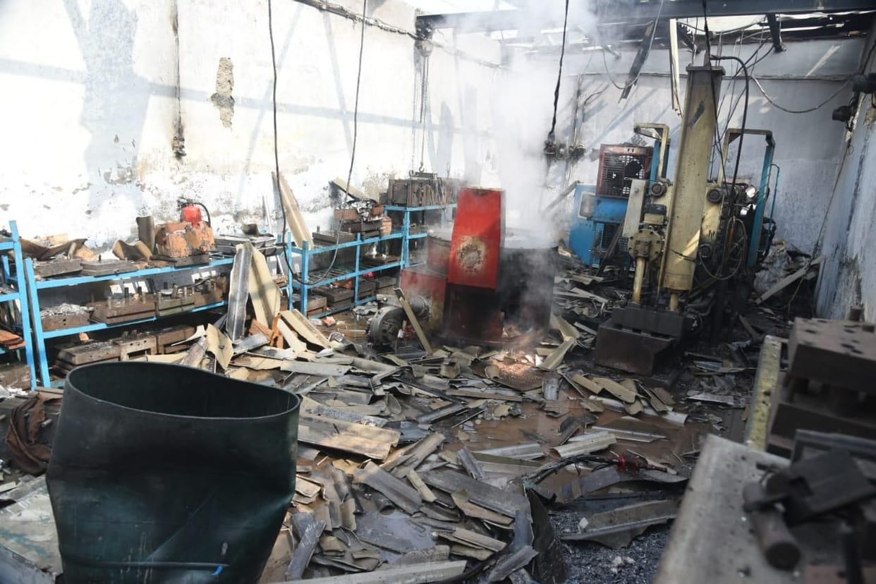 4 cylinders torn, 5 employees scorched in company