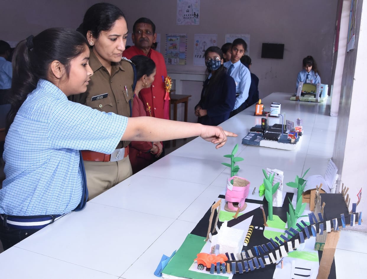 Hathras: Taught students a road safety lesson