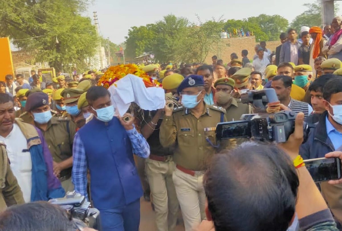 kasganj news martyr constable Devendra Singh funeral in agra