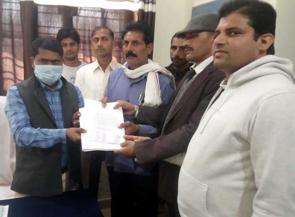 khaaton mein nahin pahunchee shauchaalay ke lie bhejee gaee dhanaraashi