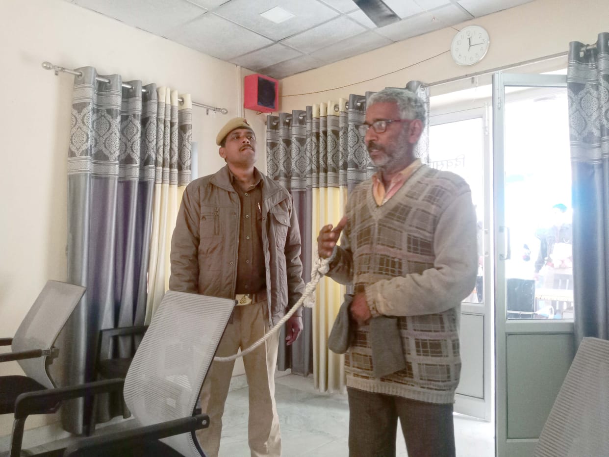 mandir ka shivaling toda, tamancha lekar pulis teem ko khadeda