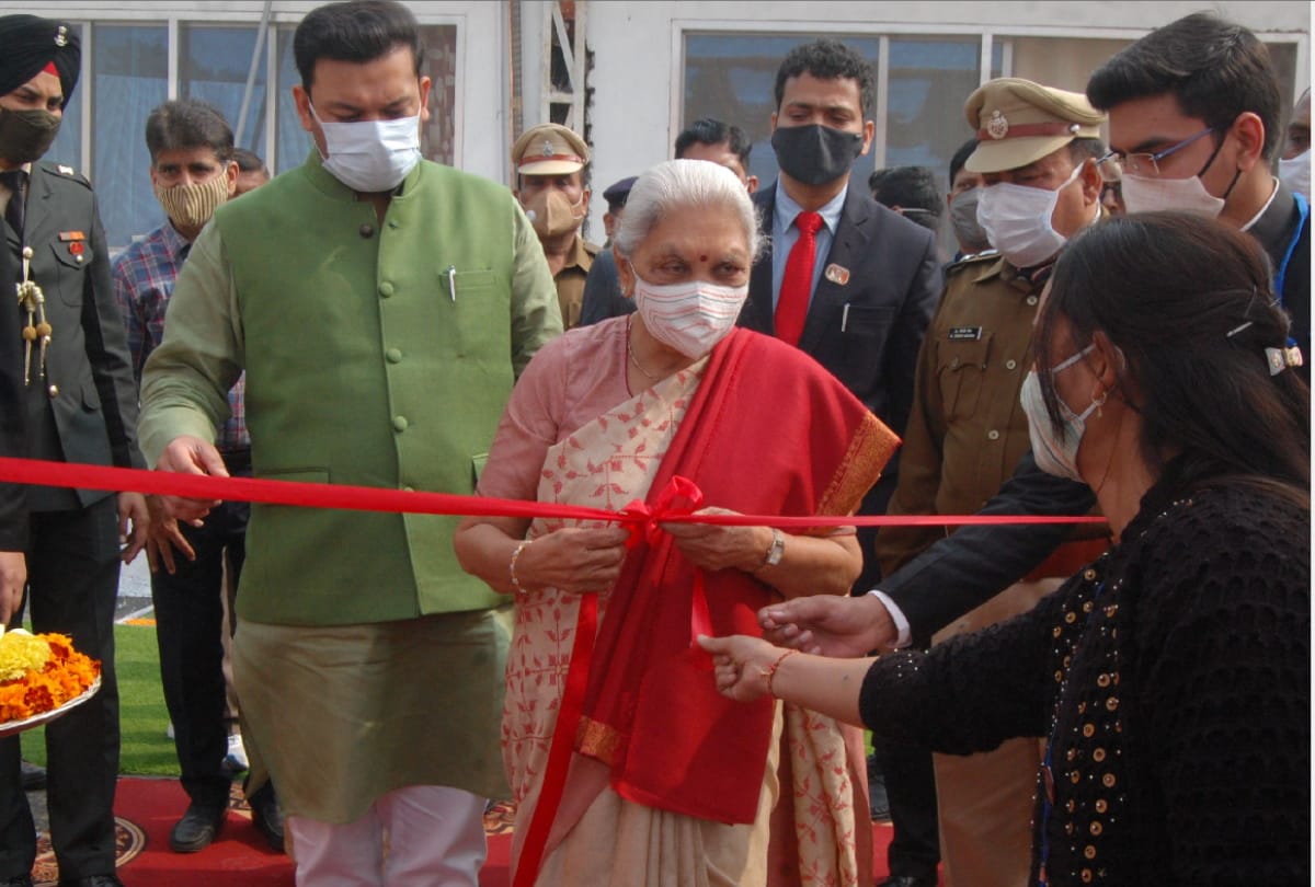 Governor Anandiben Patel talks with progressive farmers in police lines