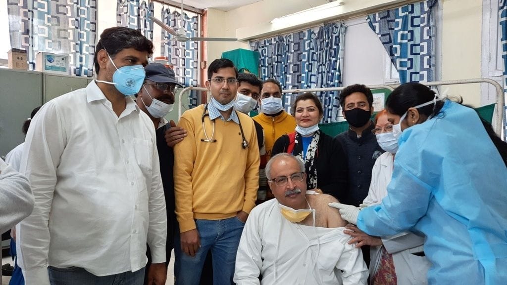 Kovid-19 State Nodal Officer Dr. Dhruv Chaudhary and Nursing Superintendent Ishwanti got vaccinated