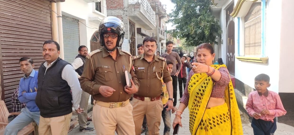 Masked bike riders looted women's chain