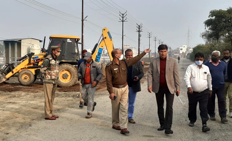 Officials inspect temporary bus station