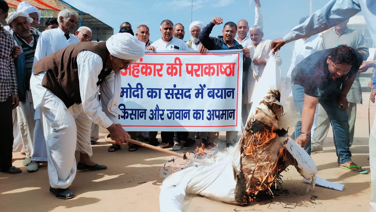 The farmers burnt a symbolic effigy of PM