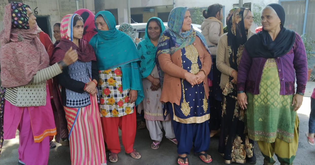 women raised voice against nagar nigam officers