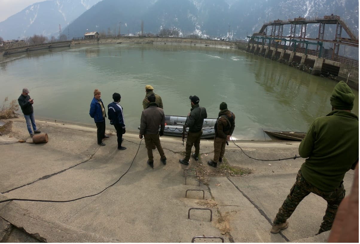 MARCOS personnel of Indian Navy retrieved body of Woman who jumped into Jhelum Baramulla jammu kashmir