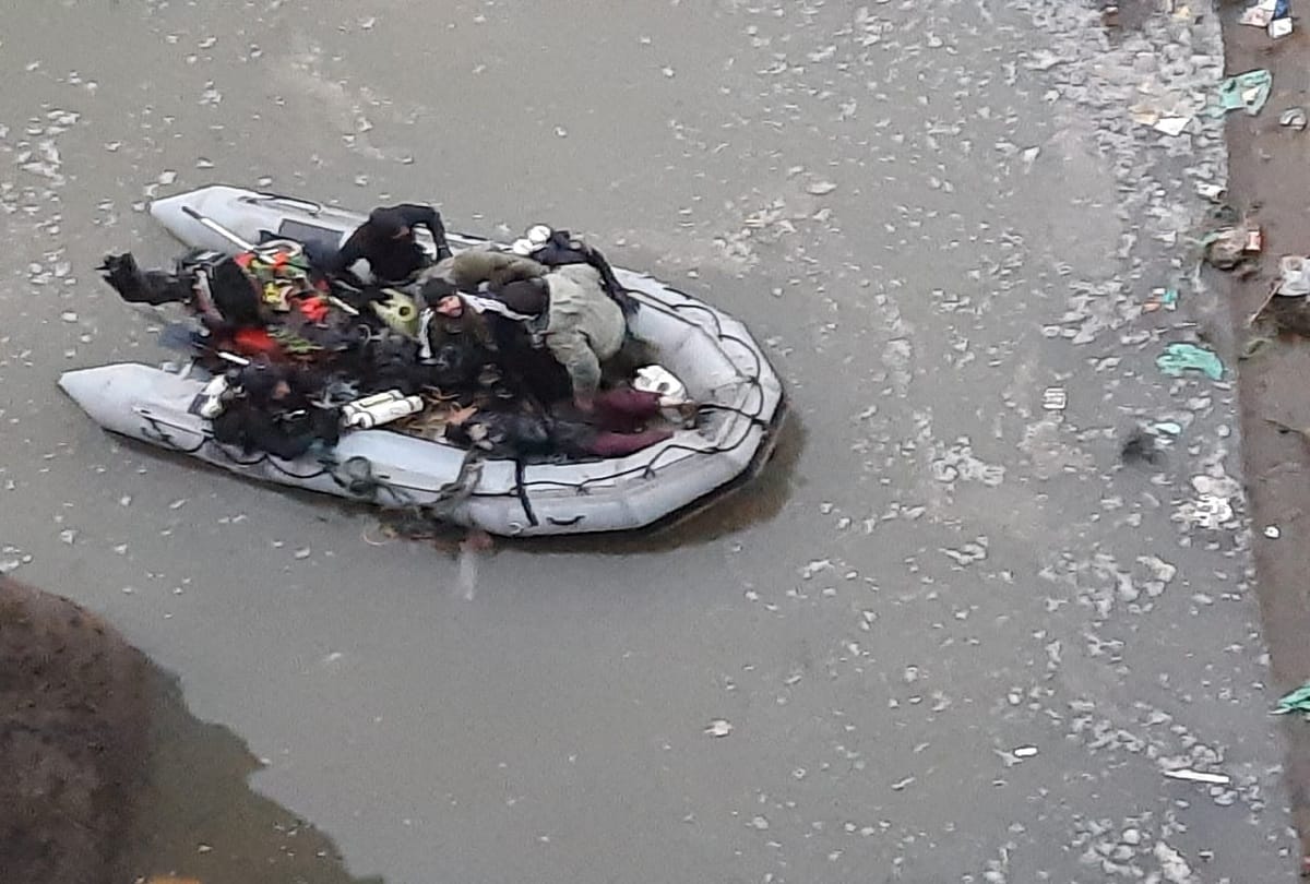 MARCOS personnel of Indian Navy retrieved body of Woman who jumped into Jhelum Baramulla jammu kashmir
