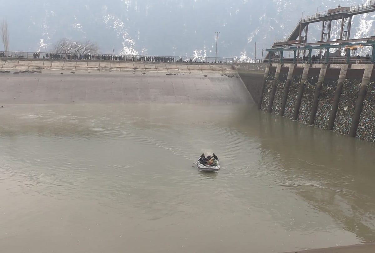 MARCOS personnel of Indian Navy retrieved body of Woman who jumped into Jhelum Baramulla jammu kashmir