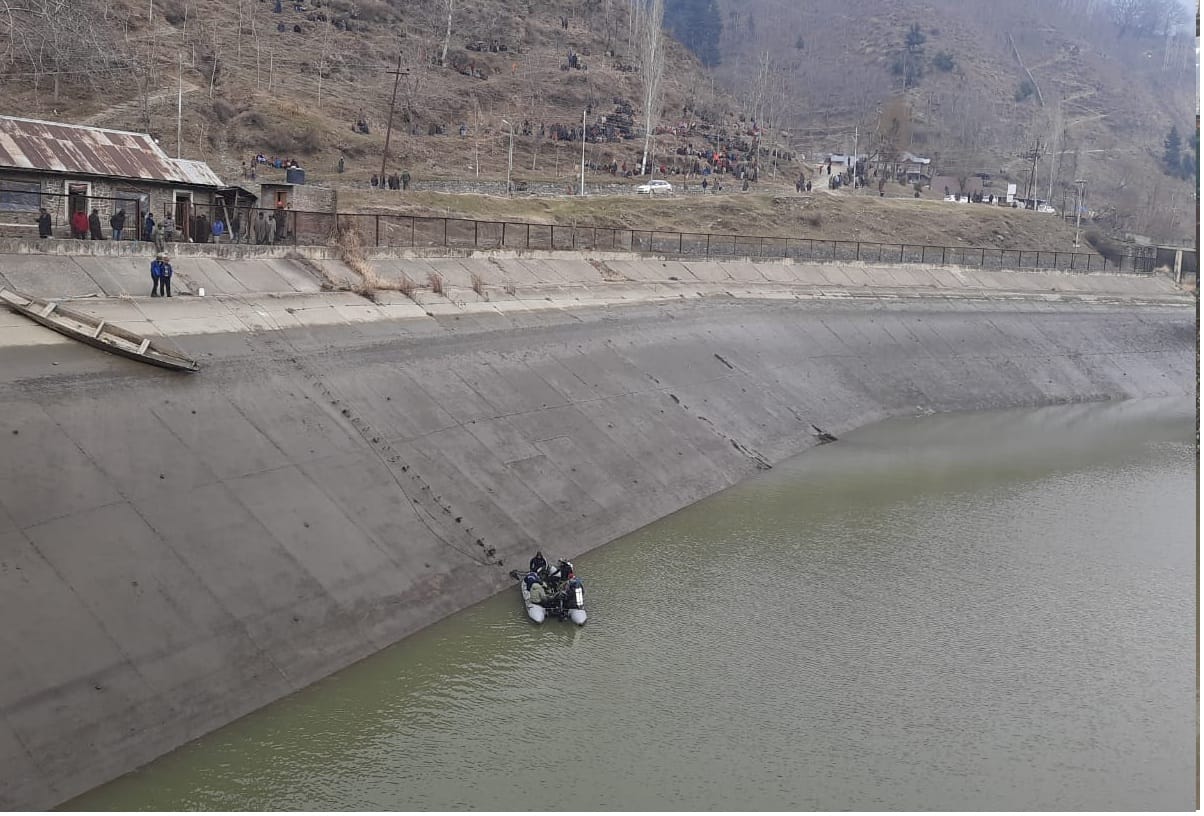 MARCOS personnel of Indian Navy retrieved body of Woman who jumped into Jhelum Baramulla jammu kashmir