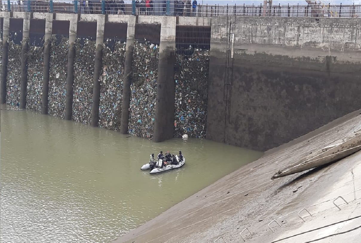 MARCOS personnel of Indian Navy retrieved body of Woman who jumped into Jhelum Baramulla jammu kashmir