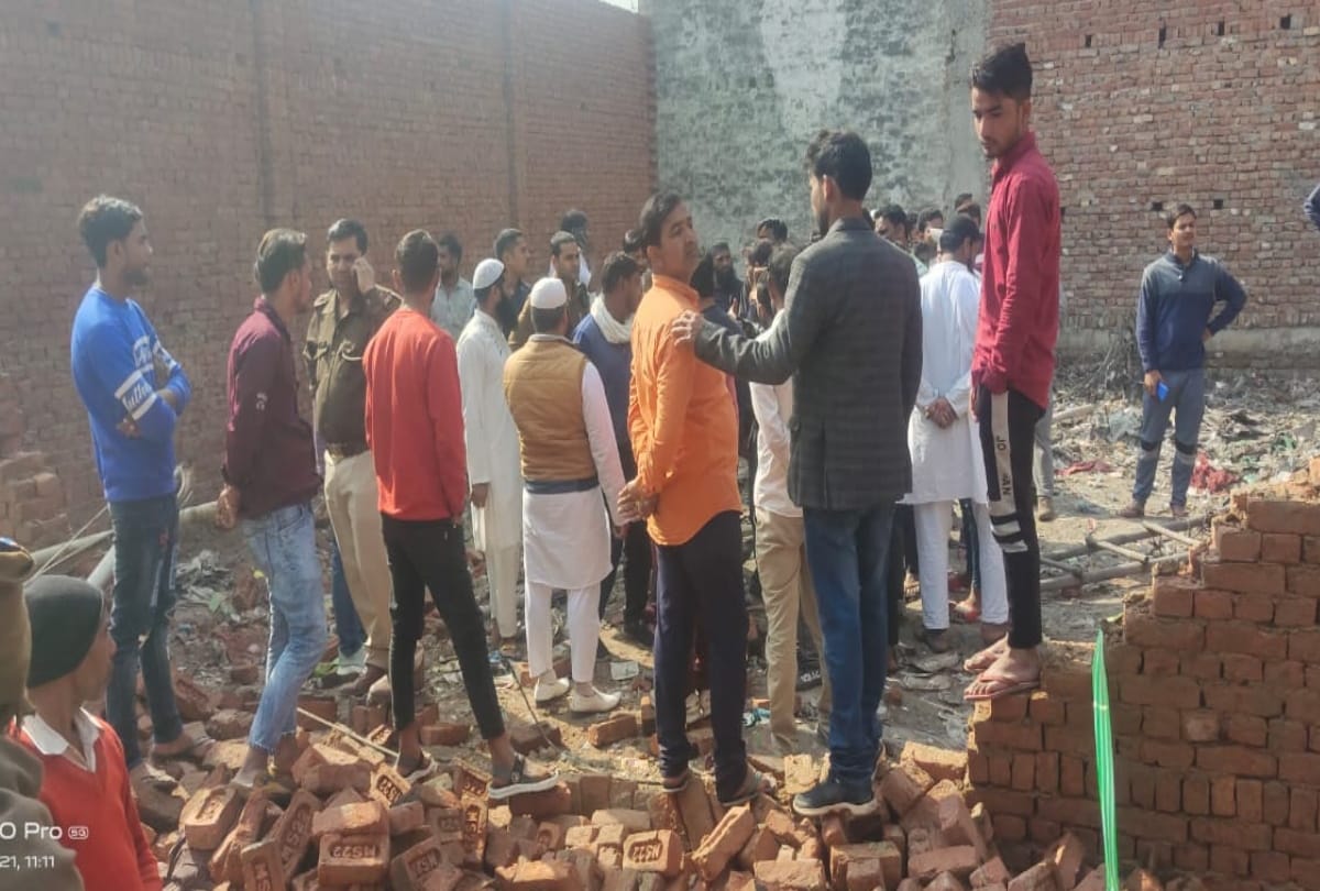 Ghaziabad Muradnagar wall collapse one died one injured all updates