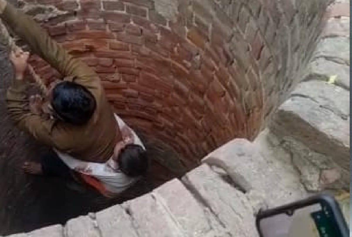 Firozabad Agra UP News: Nine year old boy rescued from a well 80 feet deep in firozabad
