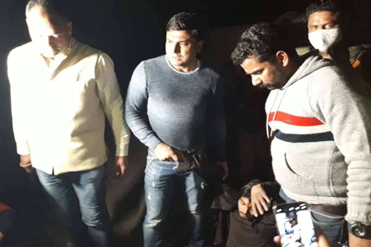 police arrested three badmash in an encounter in baghpat district