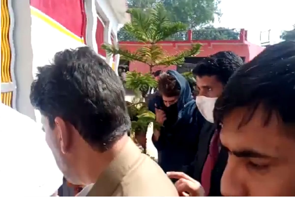 Priyanka Gandhi worshiped for more than fourty minutes in Maa Shakambhari temple in Saharanpur, prayed in Khanqah