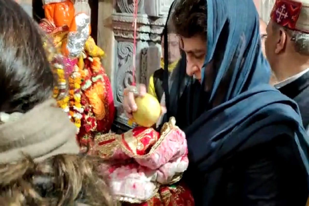 Priyanka Gandhi worshiped for more than fourty minutes in Maa Shakambhari temple in Saharanpur, prayed in Khanqah