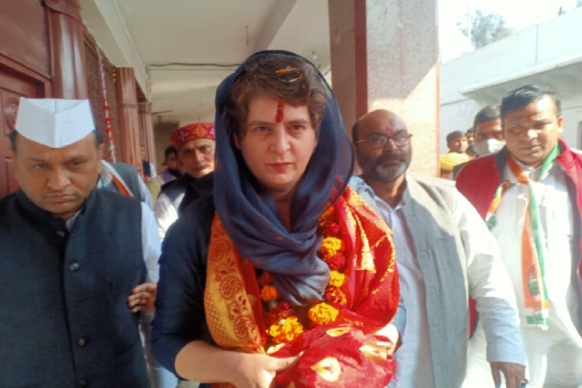 Priyanka Gandhi worshiped for more than fourty minutes in Maa Shakambhari temple in Saharanpur, prayed in Khanqah