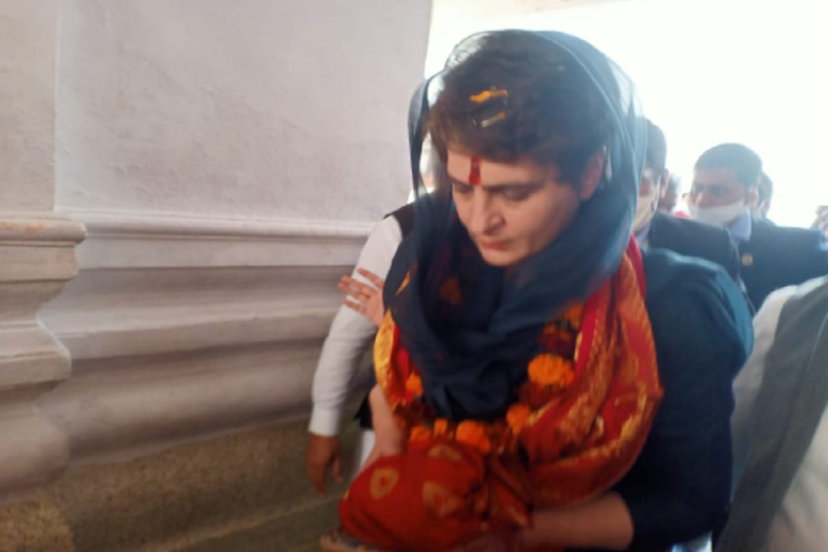 Blue kurta, saffron scarf and red tika, Priyanka Gandhi shown in a different look in mahapanchayat