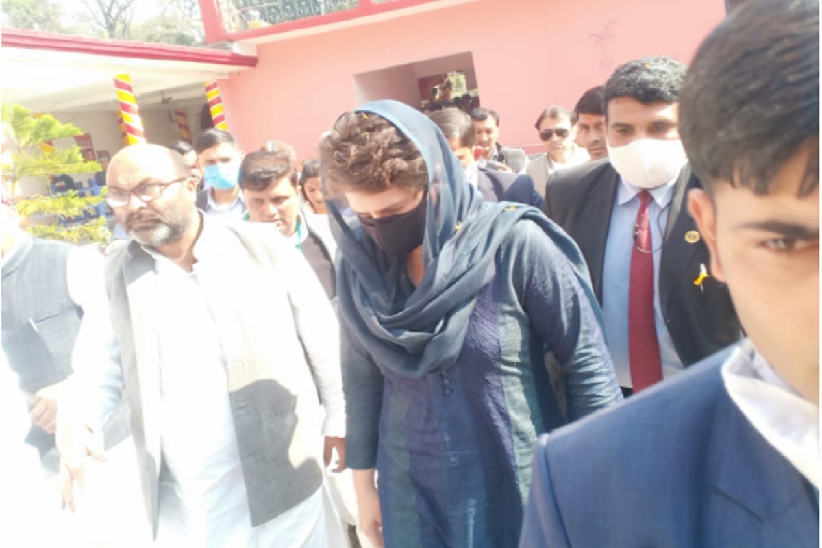 Blue kurta, saffron scarf and red tika, Priyanka Gandhi shown in a different look in mahapanchayat