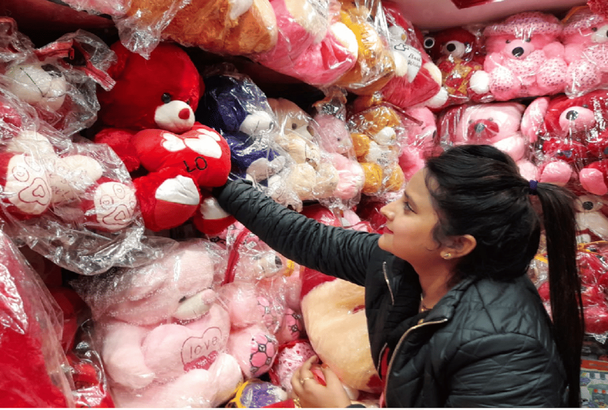 Jammu-kashmir: Expressing love by gifting teddy bear