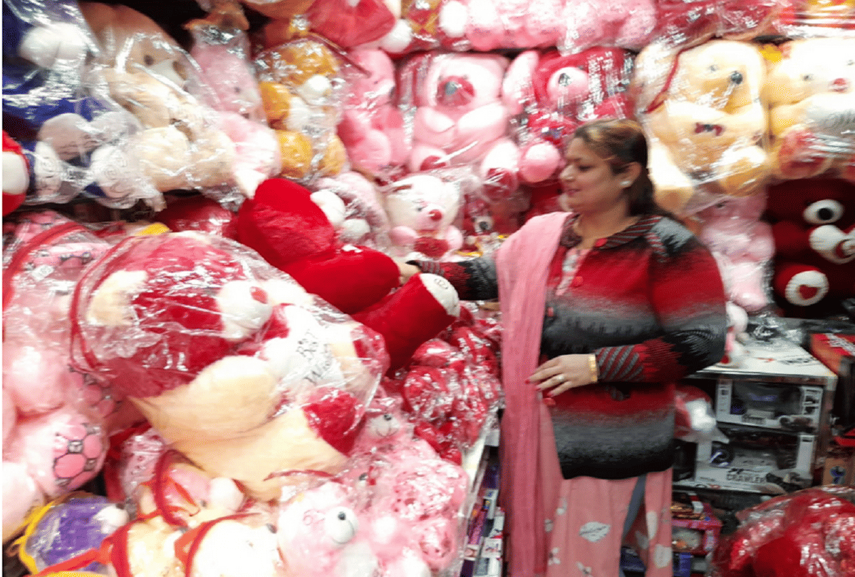 Jammu-kashmir: Expressing love by gifting teddy bear