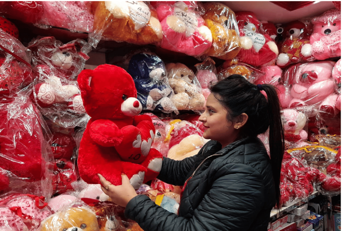 Jammu-kashmir: Expressing love by gifting teddy bear