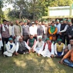 पार्क में बैठक करते किसान।